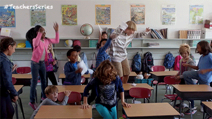 ‍Gif (imagem com movimento) de uma sala lotada de estudantes na faixa dos 10 anos. Eles estão muito agitados, sem foco nenhum e bagunçando a sala toda.